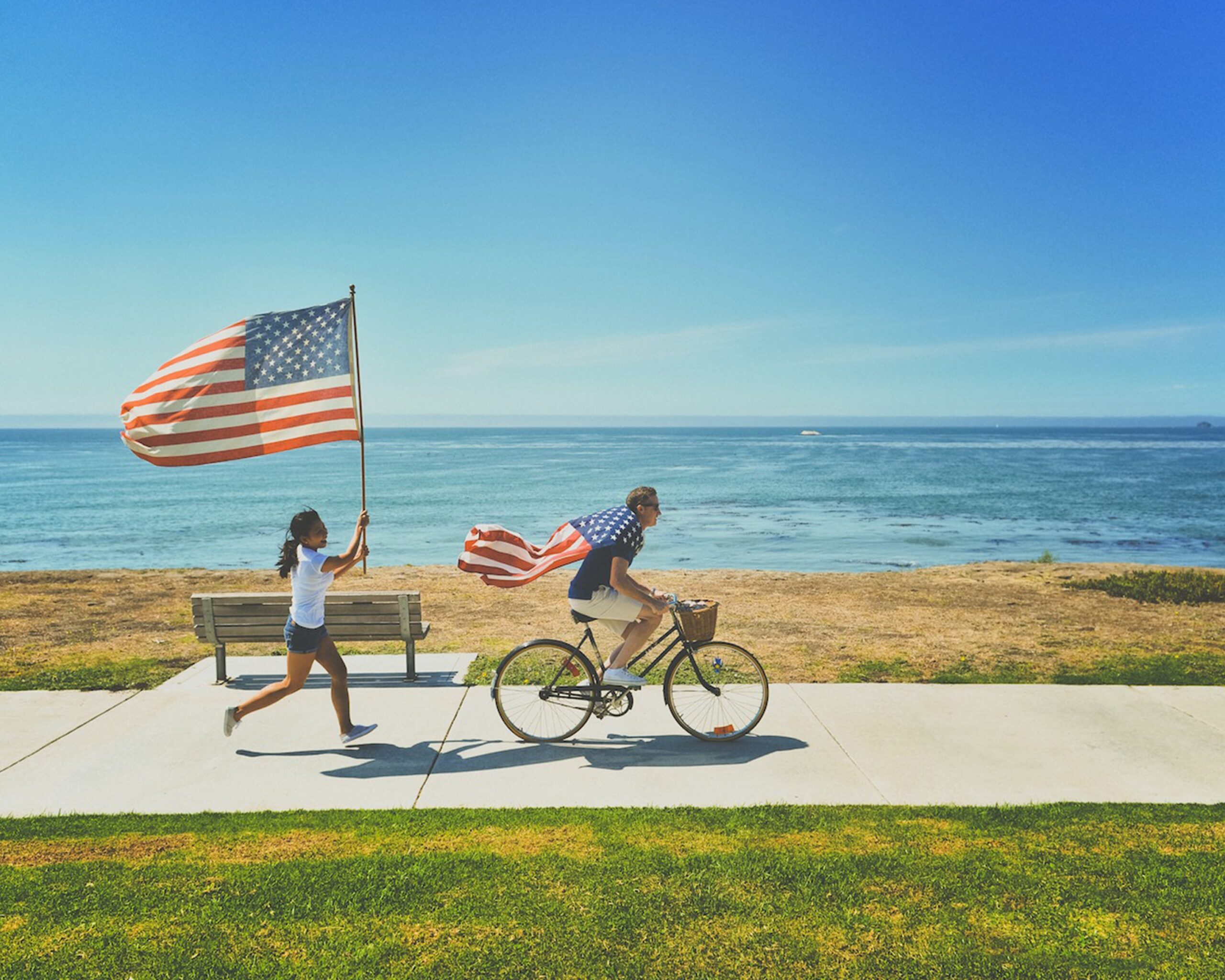 アメリカの旗を持って走る　自転車も走る